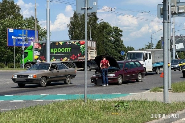 Очевидец: Сегодняшние ДТП в Бресте. Первое фото на Пушкинской-Кирова, а второе на Суворова
Очевидец: Сегодняшние ДТП в Бресте. Первое фото на Пушкинской-Кирова, а второе на Суворова