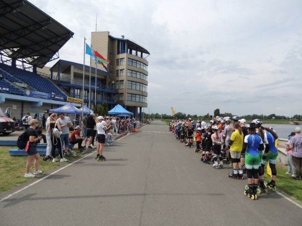 Сегодня на лыжероллерной трассе Брестского гребного канала состоялся Брестский полумарафон на роликовых коньках