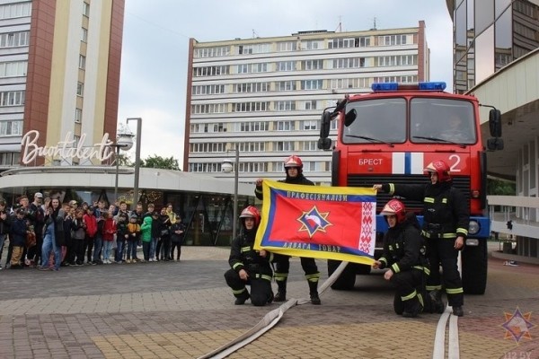 Брестские спасатели устроили настоящий праздник для жителей областного цента Брестские спасатели устроили настоящий праздник для жителей областного цента