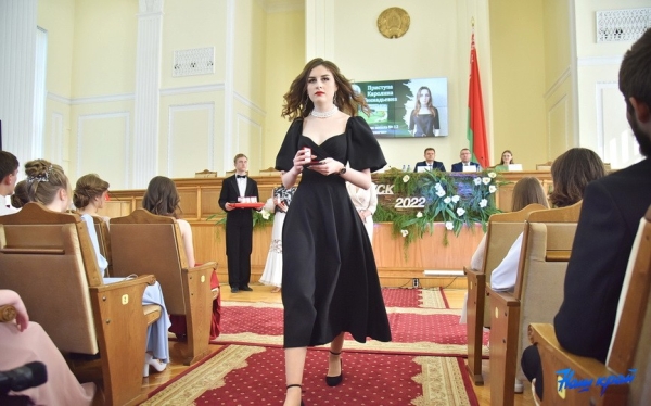 Шик, блеск, выпускной: хит-парад нарядов барановичских выпускниц Шик, блеск, выпускной: хит-парад нарядов барановичских выпускниц