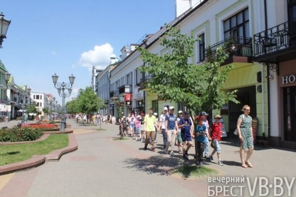 От кибершколы до палаточного лагеря. Чем занимают детей в школьных летних лагерях Бреста