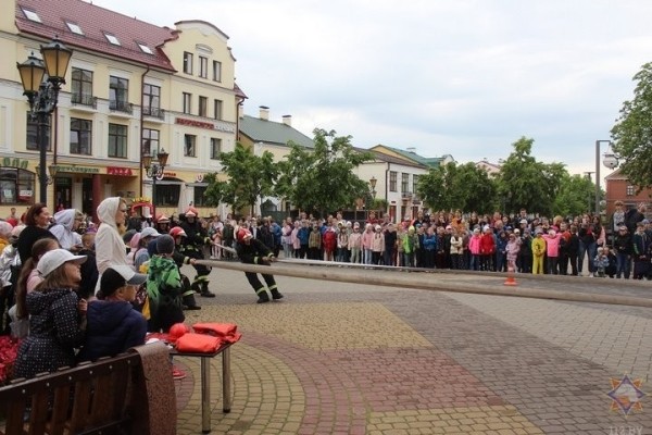 Брестские спасатели устроили настоящий праздник для жителей областного цента Брестские спасатели устроили настоящий праздник для жителей областного цента