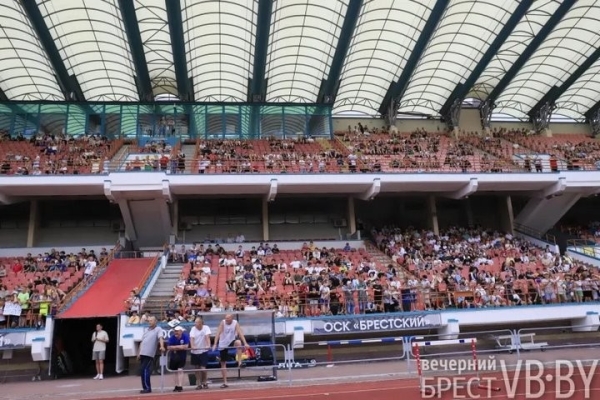 Ветераны брестского «Динамо» сыграли с командой блогеров и тиктокеров. И проиграли