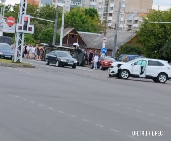Автомобиль скорой помощи перевернулся в Бресте на перекрестке. Стали известны подробности