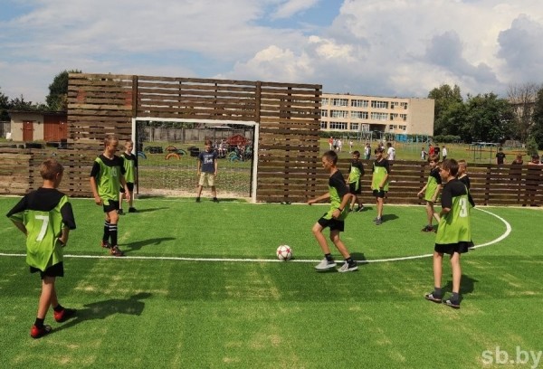 В Ганцевичах открыли футбольную площадку, построенную при содействии АБФФ и Туровского молочного комбината
