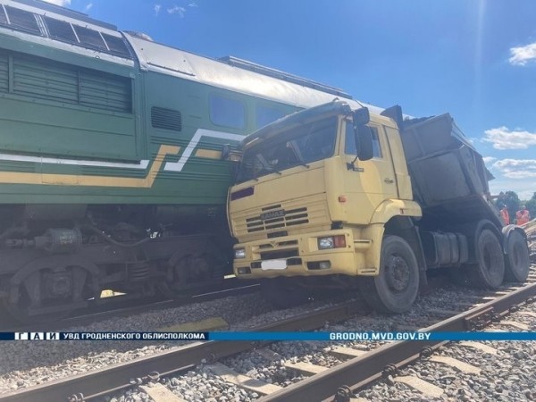 В Беларуси водитель КАМАЗа не заметил поезд В Беларуси водитель КАМАЗа не заметил поезд