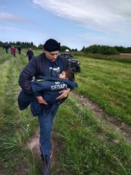 Пропавшего в Беларуси 3-летнего мальчика искали всю ночь и нашли в лесу