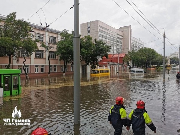 Сильный дождь затопил Гомель. Людей из воды доставали спасатели на лодках Сильный дождь затопил Гомель. Людей из воды доставали спасатели на лодках
