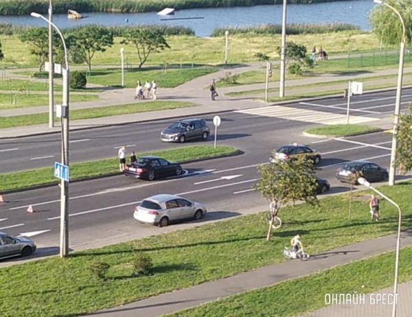 Очевидец: Сегодня в Бресте на улице Октябрьской Революции произошло ДТП с участием такси и BMW
Очевидец: Сегодня в Бресте на улице Октябрьской Революции произошло ДТП с участием такси и BMW