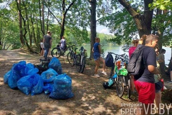 Работники РУП «Брестэнерго» приняли участие в экологической акции в Красном дворе Работники РУП «Брестэнерго» приняли участие в экологической акции в Красном дворе