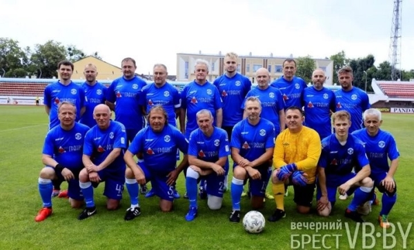 Ветераны брестского «Динамо» сыграли с командой блогеров и тиктокеров. И проиграли