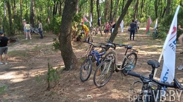 Работники РУП «Брестэнерго» приняли участие в экологической акции в Красном дворе Работники РУП «Брестэнерго» приняли участие в экологической акции в Красном дворе