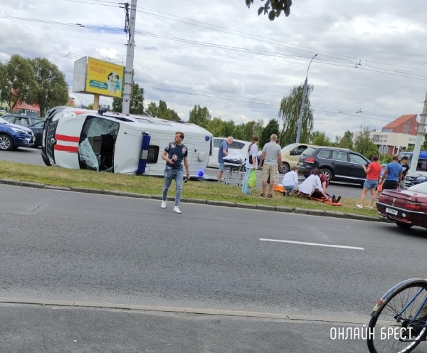 Автомобиль скорой помощи перевернулся в Бресте на перекрестке. Стали известны подробности