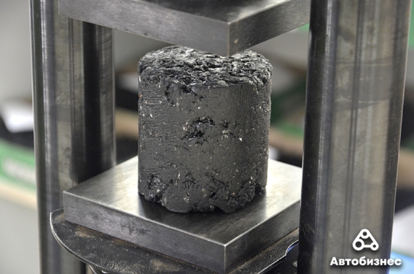 Почему дороги не служат вечно? Журналисты побывали на заводе по производству асфальтобетона и узнали ответ