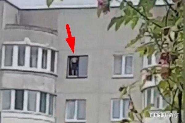 
                Читатель: Так отдыхает молодёжь... Минут 30 наблюдали такую картину. Брест, ул. Мичурина, д.56
            