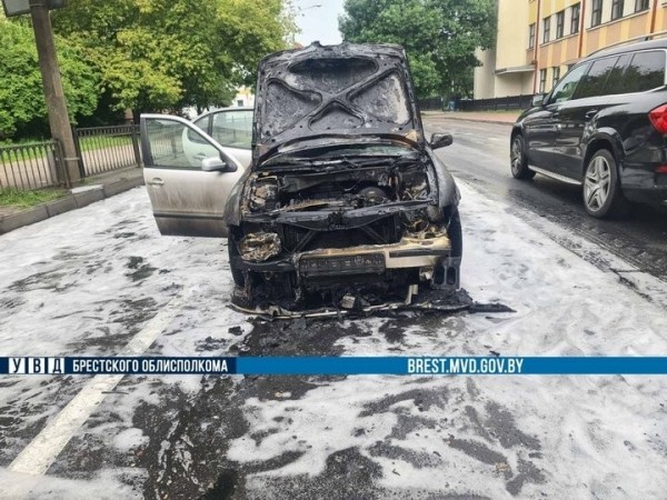 В Бресте на Пушкинской загорелся автомобиль. Видео В Бресте на Пушкинской загорелся автомобиль. Видео
