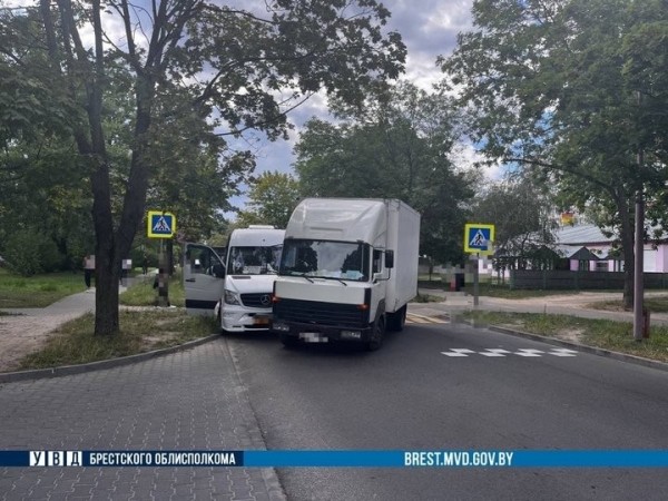 В Бресте грузовик «подрезал» маршрутку