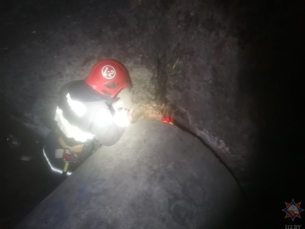 В Бресте мужчина упал в расщелину между бетонными сооружениями