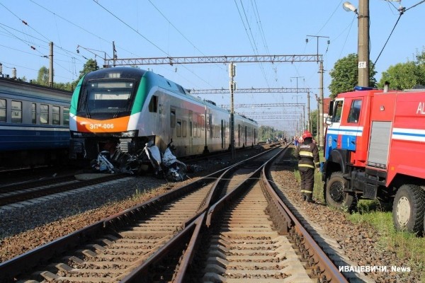 Поезд врезался в легковушку в Брестской области. Стали известны подробности Поезд врезался в легковушку в Брестской области. Стали известны подробности