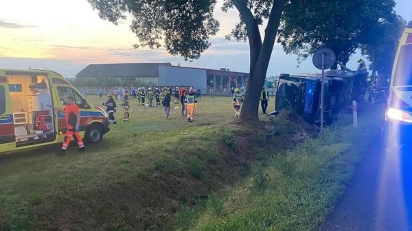 В Польше опрокинулся белорусский автобус с 47 пассажирами В Польше опрокинулся белорусский автобус с 47 пассажирами