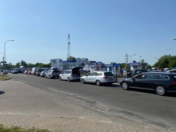 Очередь на выезд из Беларуси стала платной: что изменится Очередь на выезд из Беларуси стала платной: что изменится