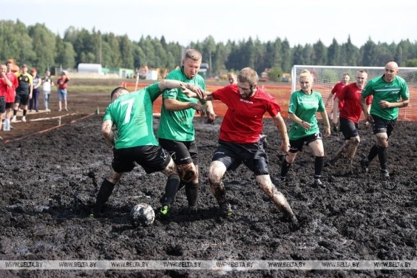 Смотрите, как в Беларуси играют в болотный футбол