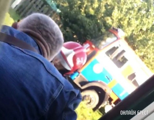 Читатель: Глазами пассажиров. Как выводили людей из поезда, который сегодня врезался в Audi.
Читатель: Глазами пассажиров. Как выводили людей из поезда, который сегодня врезался в Audi.