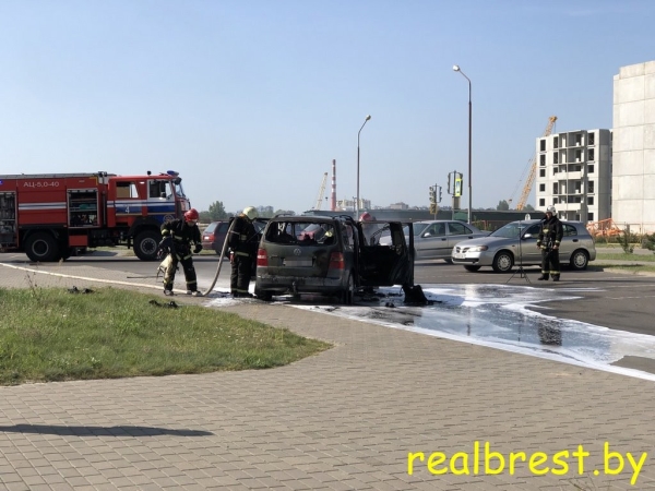 В Бресте на Грибоедова горел автомобиль