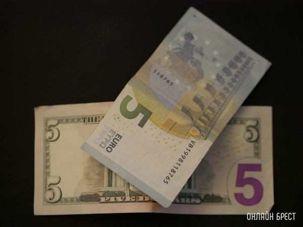 Доллар и евро показывают антирекорды Доллар и евро показывают антирекорды