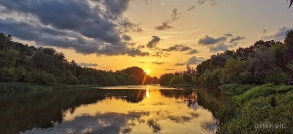 
                Читатель: Вечерняя Брестская крепость и Западный Буг
            