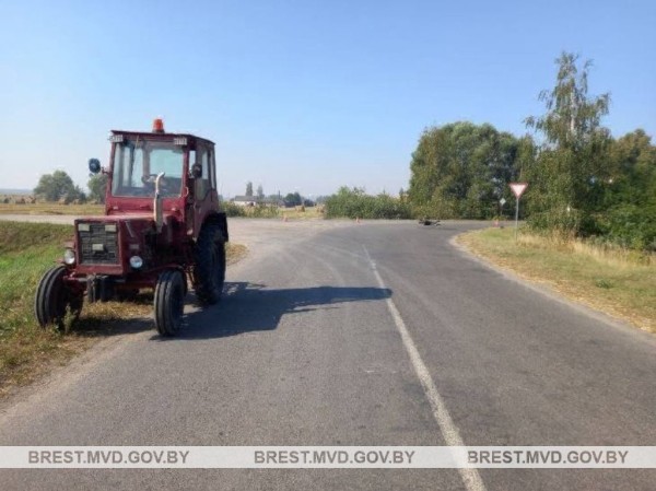 В Брестской области мотоцикл и трактор не поделили дорогу