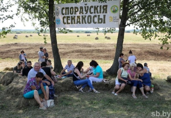 Ручное сенокошение и футбол на болоте: чем еще удивит фестиваль в Брестской области Ручное сенокошение и футбол на болоте: чем еще удивит фестиваль в Брестской области