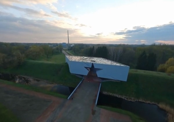 
                Две минуты красивого полёта над Брестской крепостью
            