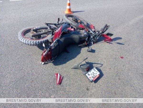 В Брестской области мотоцикл и трактор не поделили дорогу