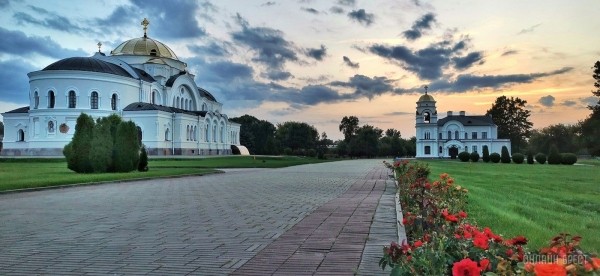 
                Читатель: Вечерняя Брестская крепость и Западный Буг
            