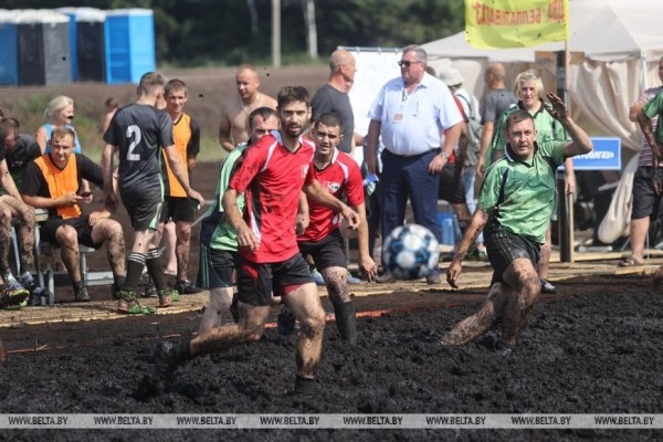 Смотрите, как в Беларуси играют в болотный футбол
