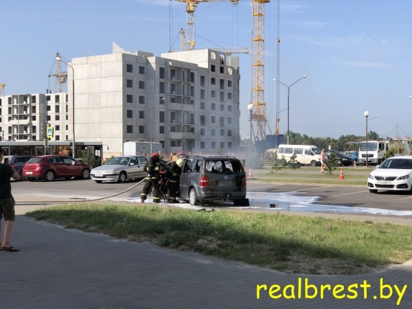 В Бресте на Грибоедова горел автомобиль