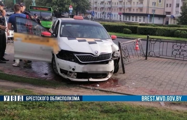 В Бресте пьяный водитель такси врезался в заборное ограждение