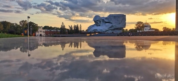 
                Читатель: Вечерняя Брестская крепость и Западный Буг
            