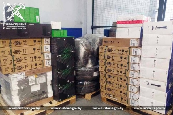 В остановленном на М1 «Мерседесе» обнаружили партию товара, ввезенного в Беларусь «поштучно» В остановленном на М1 «Мерседесе» обнаружили партию товара, ввезенного в Беларусь «поштучно»