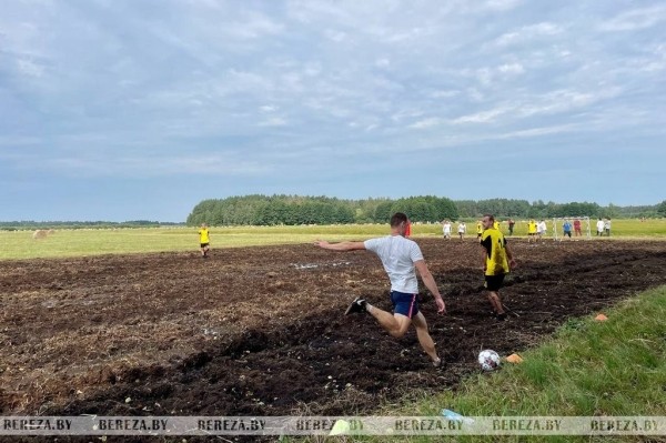 Футбол на болоте в Брестской области. Фоторепортаж