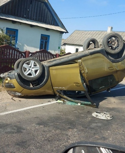 В Ивацевичском районе автомобиль оказался на крыше. Как это случилось? В Ивацевичском районе автомобиль оказался на крыше. Как это случилось?