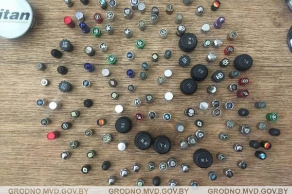 В Беларуси дети украли колпачки с ниппелей автомобилей. Кто будет отвечать? В Беларуси дети украли колпачки с ниппелей автомобилей. Кто будет отвечать?