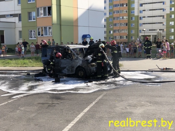 В Бресте на Грибоедова горел автомобиль