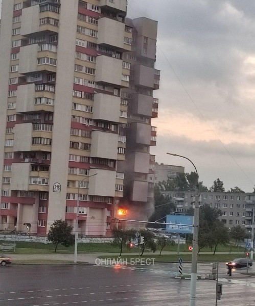 Появилось фото от читателя, как сегодня горела квартира на Московской в Бресте
Появилось фото от читателя, как сегодня горела квартира на Московской в Бресте