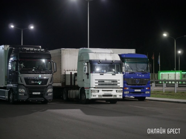 Белорусские перевозчики с 20 августа будут платить за топливо в Казахстане больше