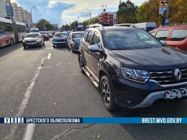 В Бресте столкнулись такси, «БМВ» и «Рено»