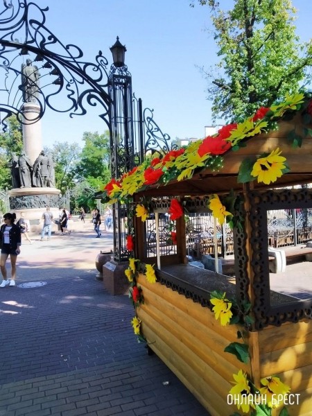 Читательница: Я пришла сфотографировать памятник, но из-за палатки не видно кованной арки
Читательница: Я пришла сфотографировать памятник, но из-за палатки не видно кованной арки