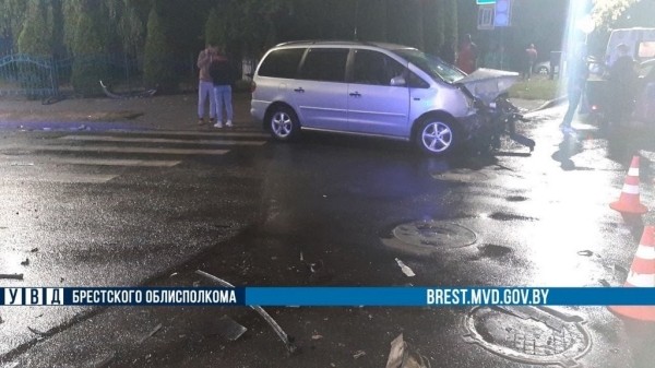 Стали известны подробности ночного ДТП с участием такси в Пинске