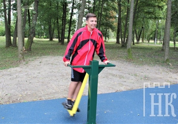 В Каменце открыли площадку с уличными тренажерами